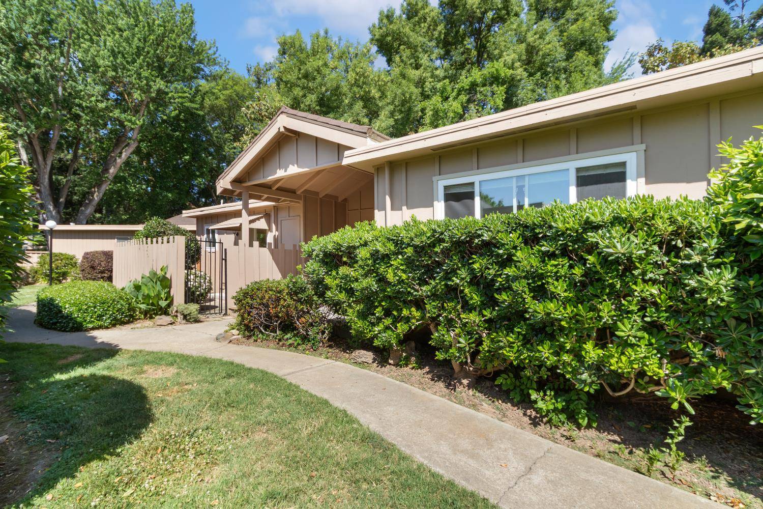 Sacramento, CA 95825,815 Commons DR