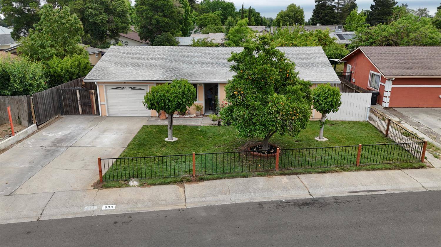 Galt, CA 95632,909 Meadowview DR