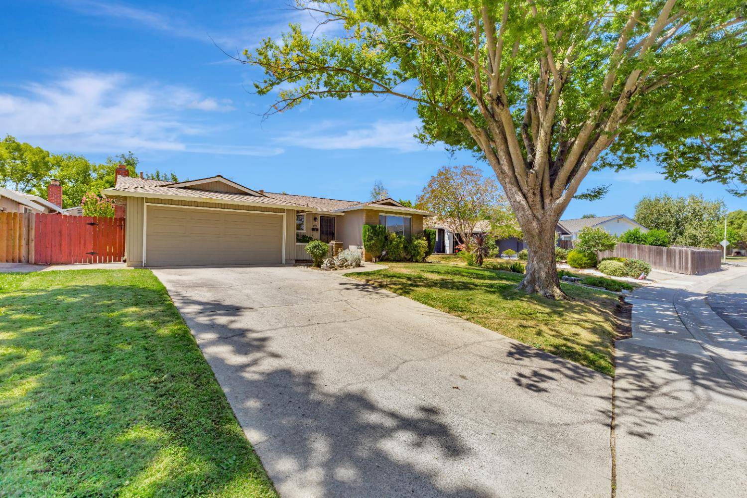 Sacramento, CA 95826,8808 Fallbrook WAY
