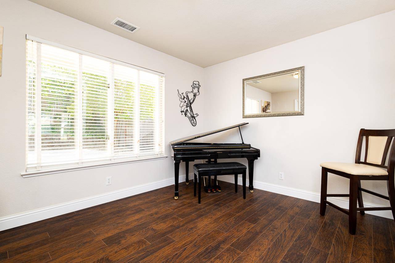 Roseville, CA 95747,1517 River Oak WAY