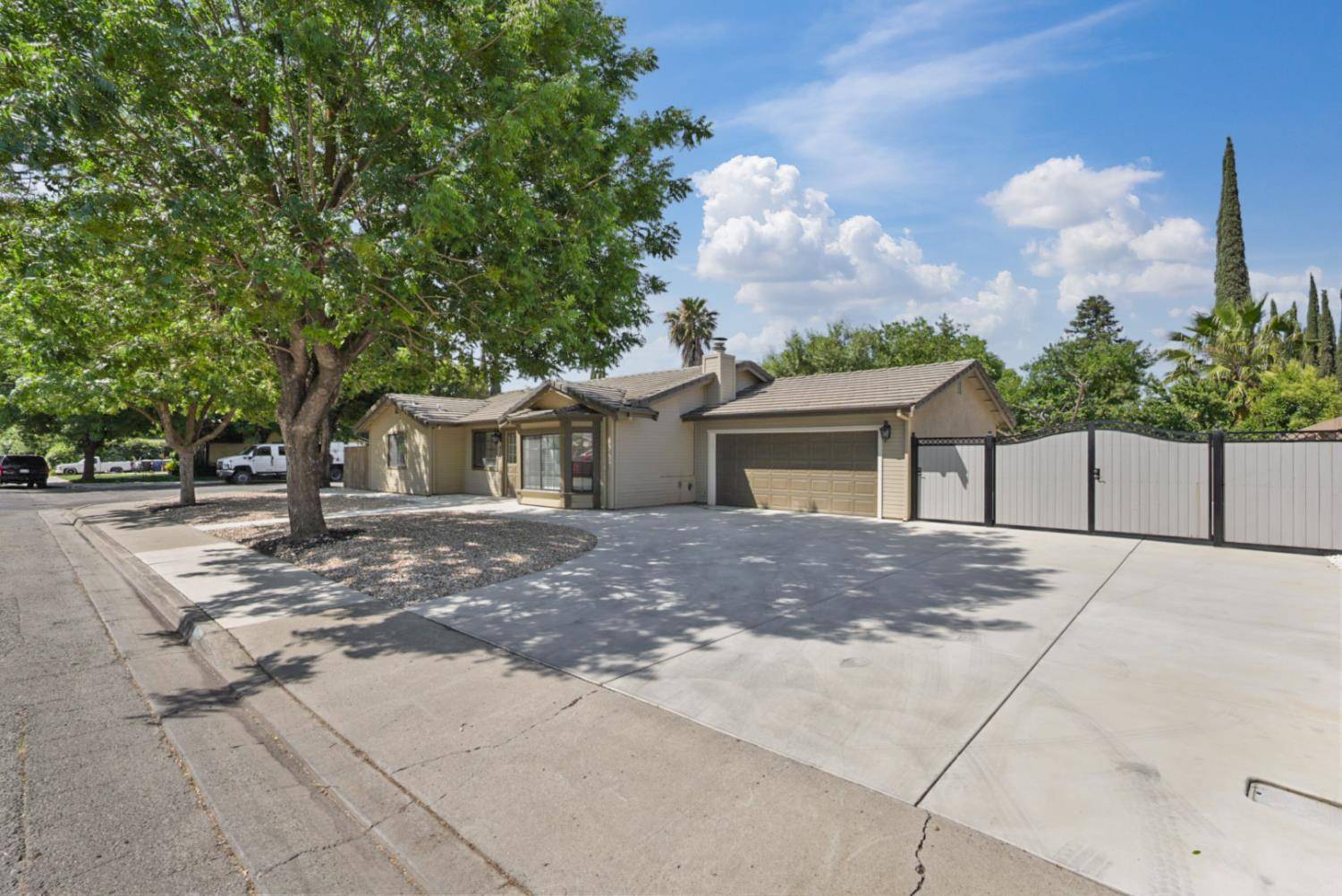 Patterson, CA 95363,902 Mary Jane AVE