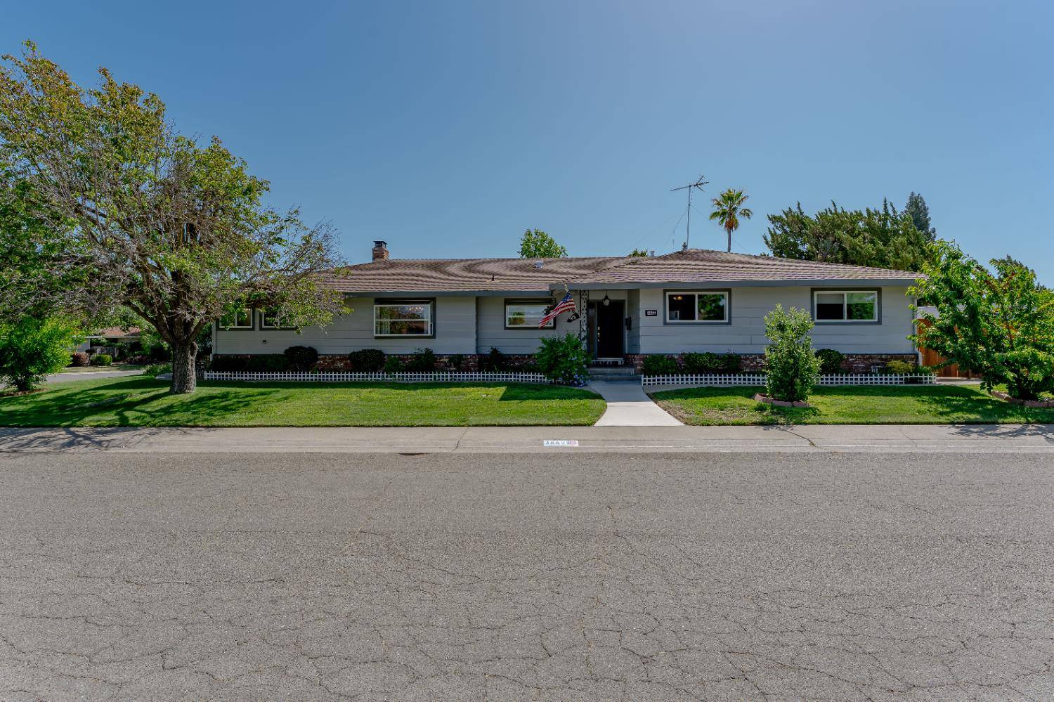 Carmichael, CA 95608,3862 Mission AVE