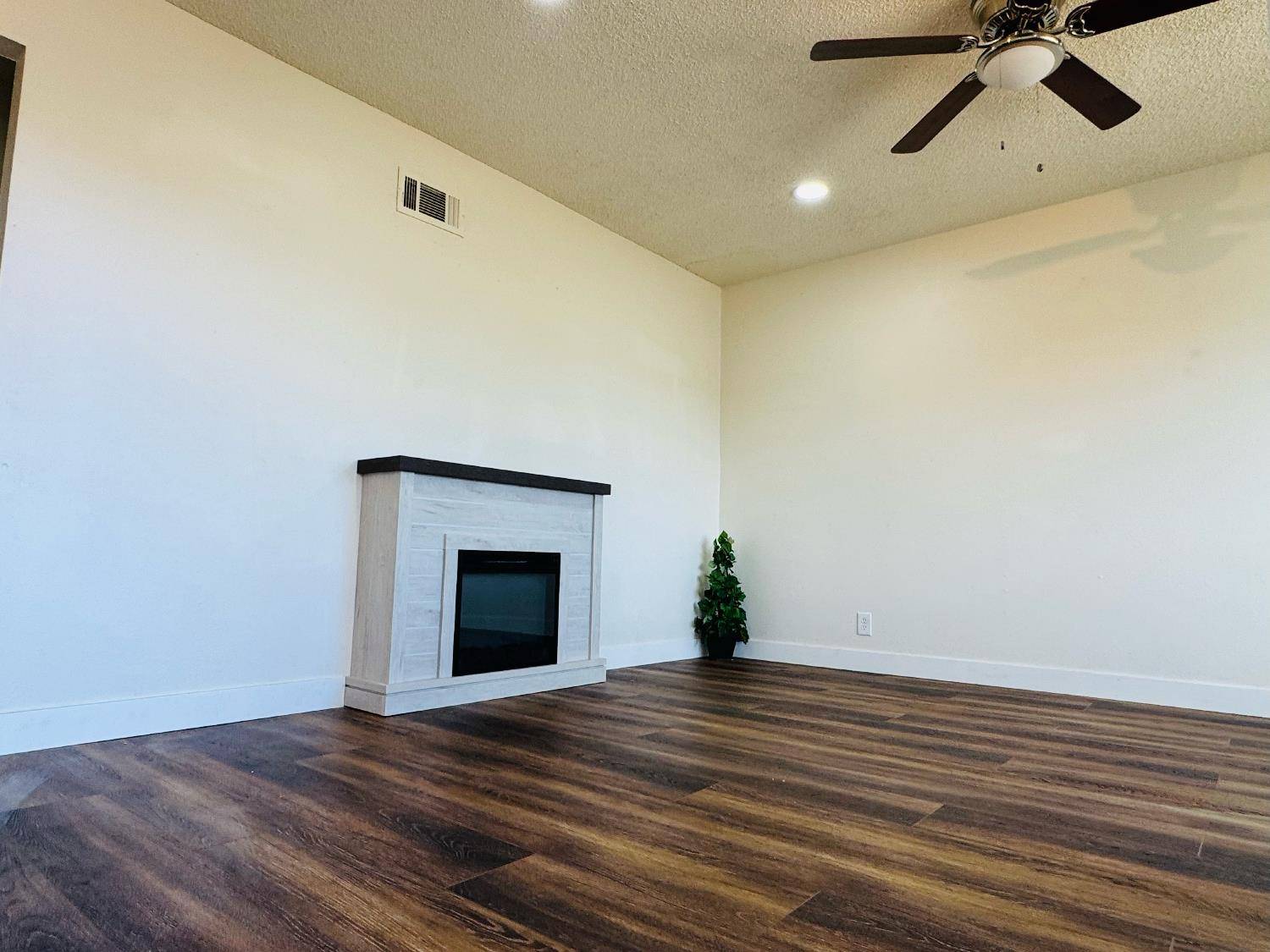 Manteca, CA 95336,450 Diane DR