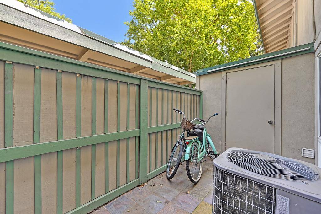 Sacramento, CA 95831,102 Roundtree CT