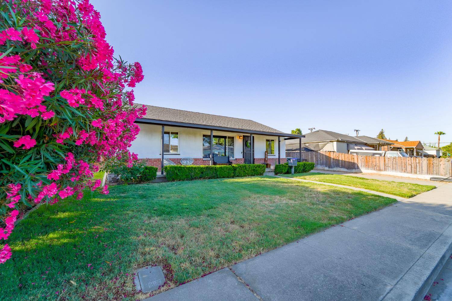 Manteca, CA 95336,609 Dot WAY
