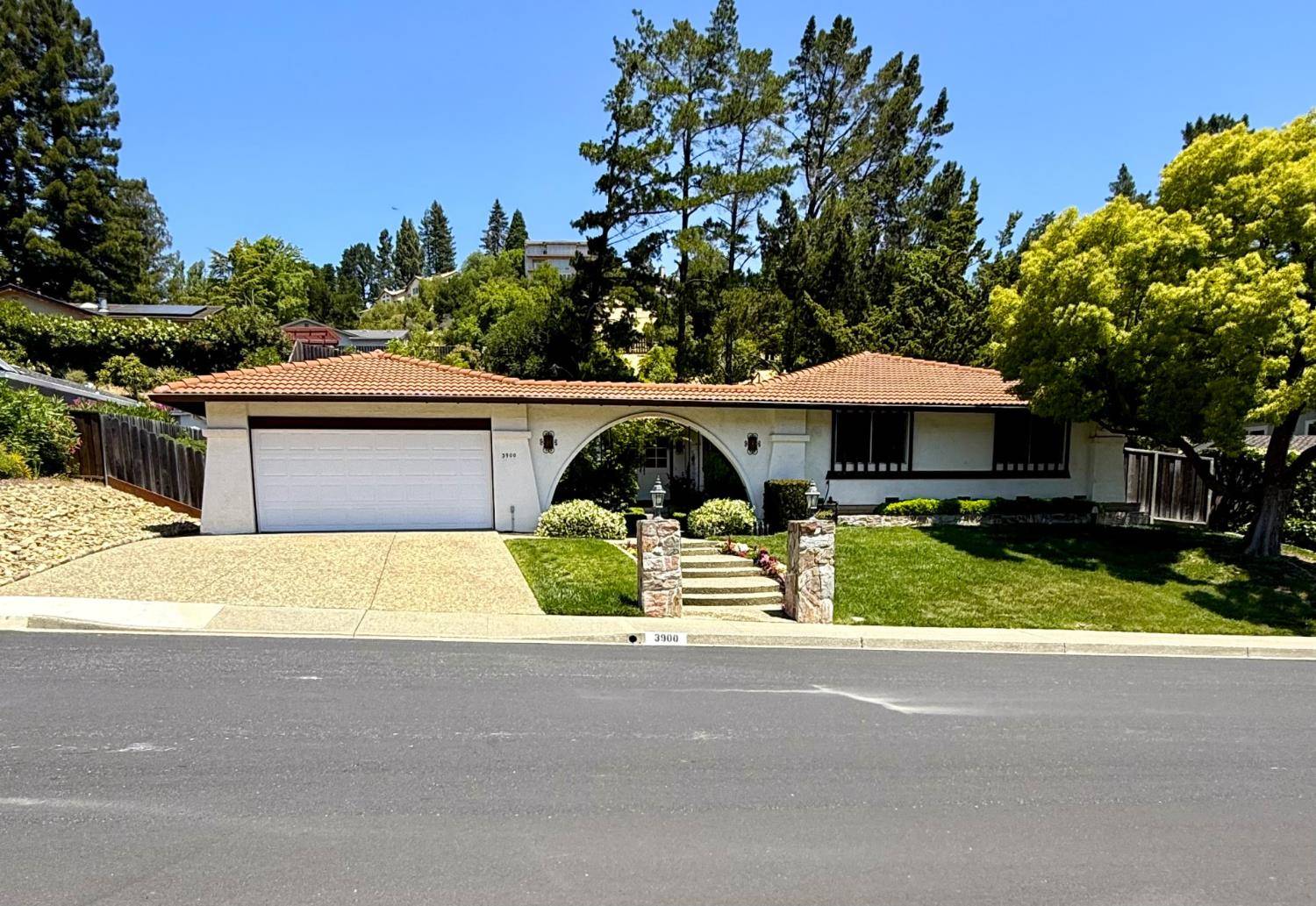 Moraga, CA 94556,3900 Campolindo DR