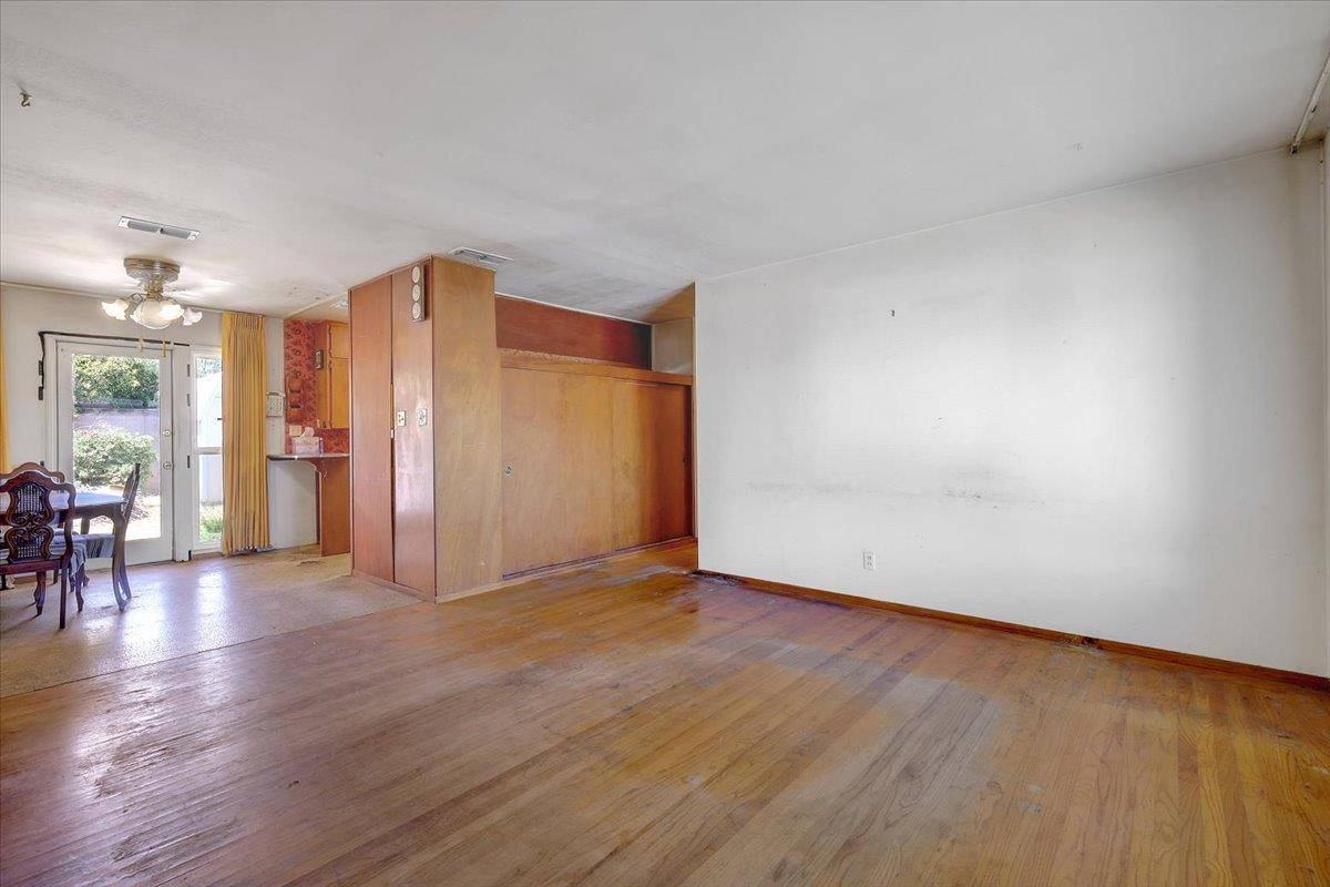 Sacramento, CA 95815,1816 Jamestown DR