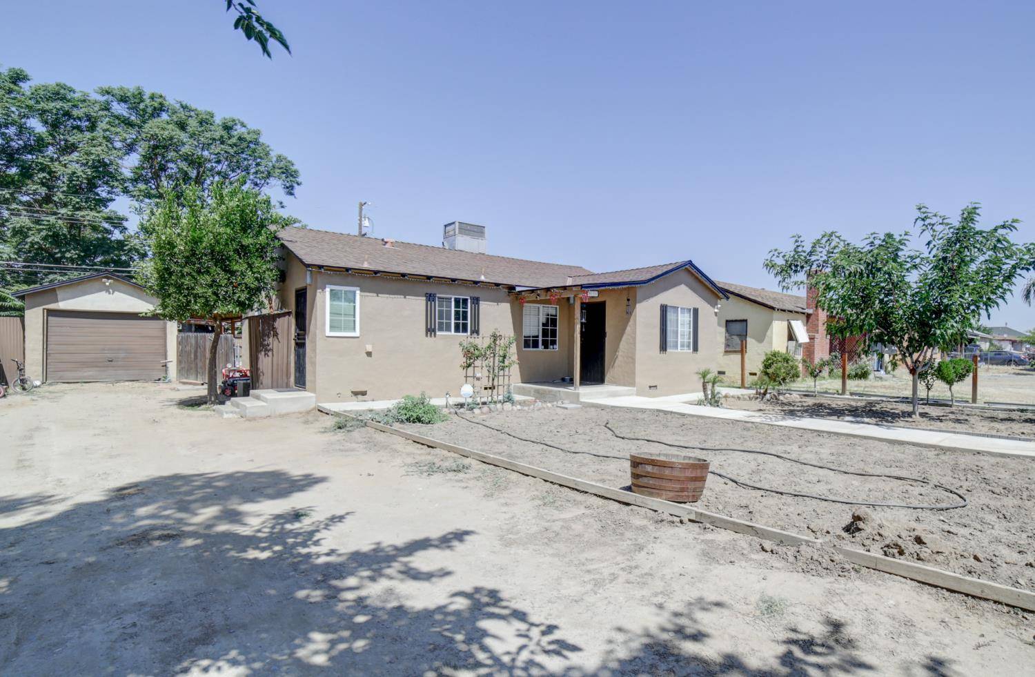 Madera, CA 93638,920 N Lake ST