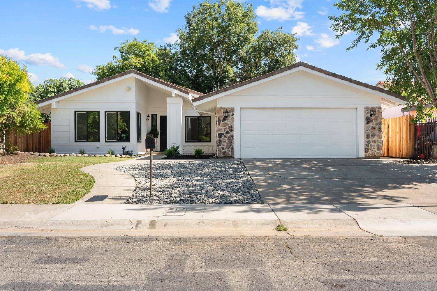 Sacramento, CA 95833,708 Los Lunas WAY