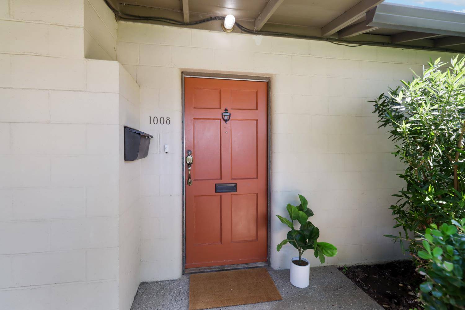 Davis, CA 95616,1008 D ST