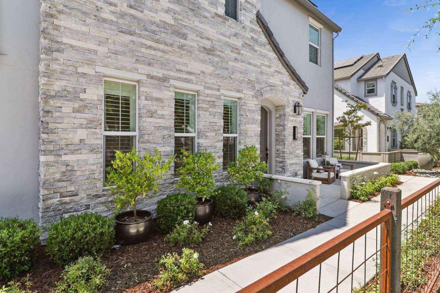 Sacramento, CA 95818,3304 Crocker DR