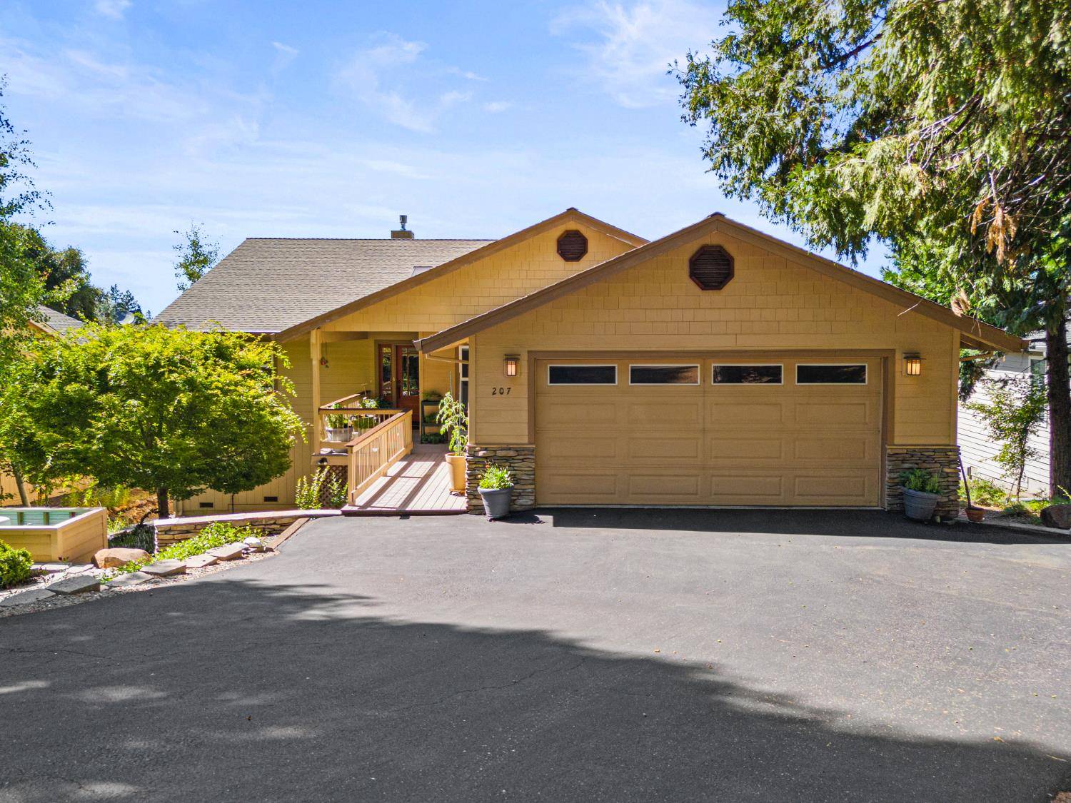 Murphys, CA 95247,207 Snowberry CT