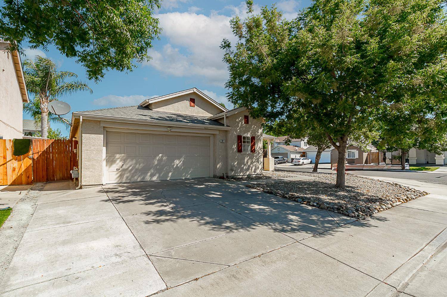 Patterson, CA 95363,1011 Sparrow Hawk LN