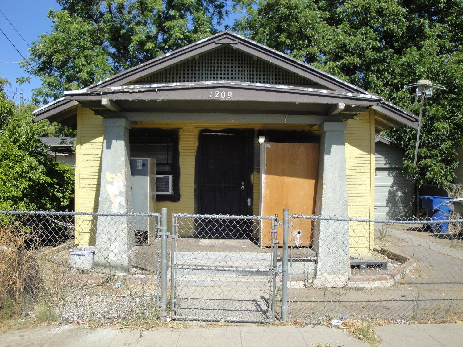 Fresno, CA 93702,1209 S 3rd ST