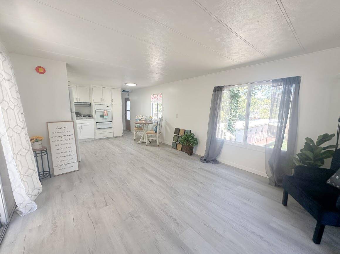 Grass Valley, CA 95945,990 Laurel LN