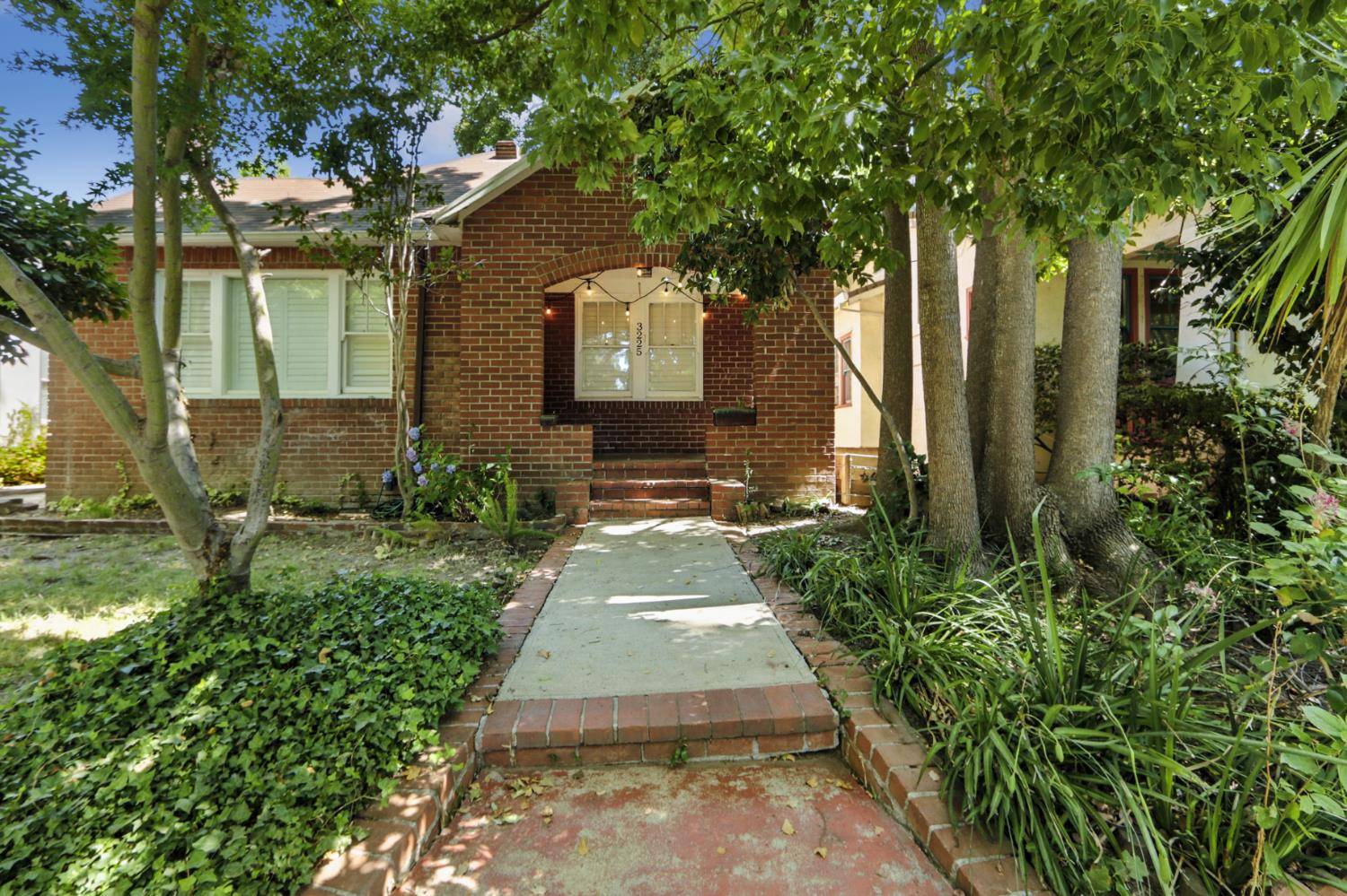 Sacramento, CA 95816,3225 D ST