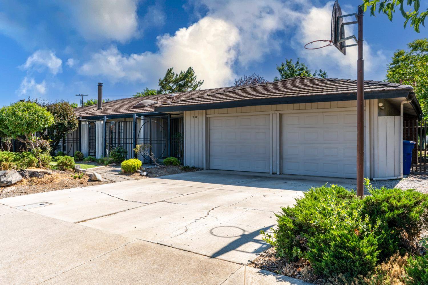 Los Banos, CA 93635,1838 Hillview DR