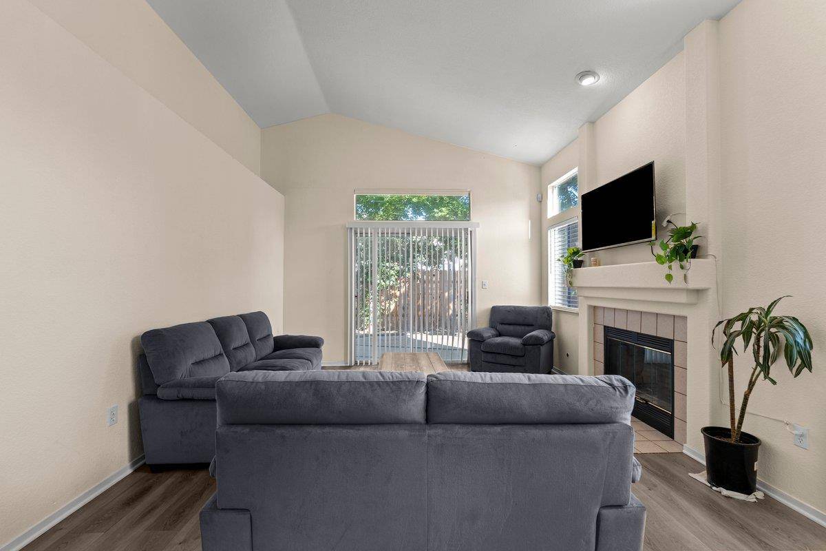 Sacramento, CA 95823,8435 Dartford Dr