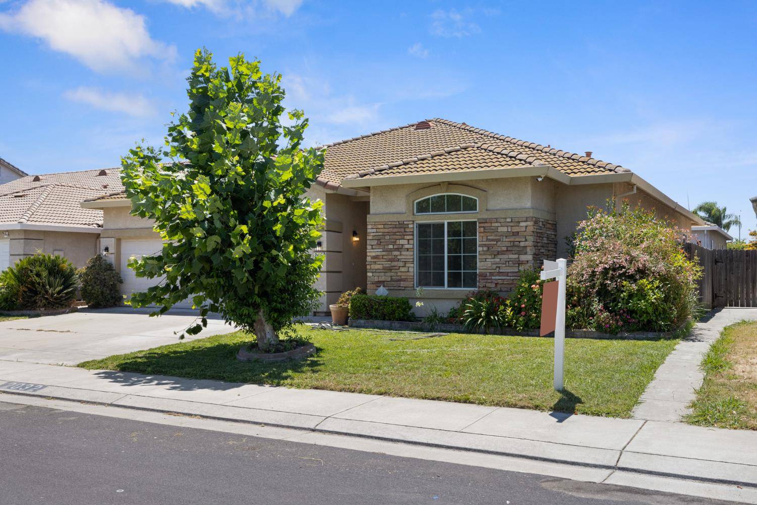 Stockton, CA 95206,2032 Black Rose LN