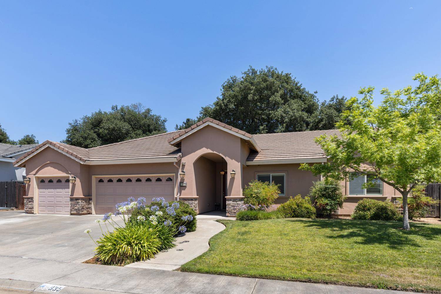 Galt, CA 95632,935 W Tradepost TRL