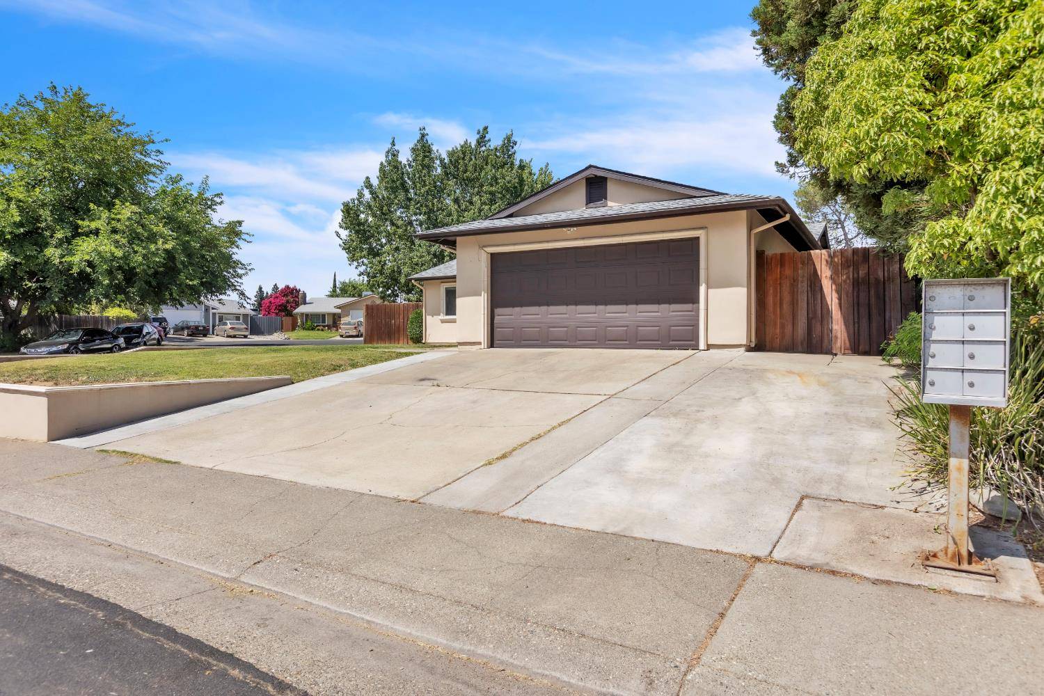 Sacramento, CA 95842,7507 Versailles WAY