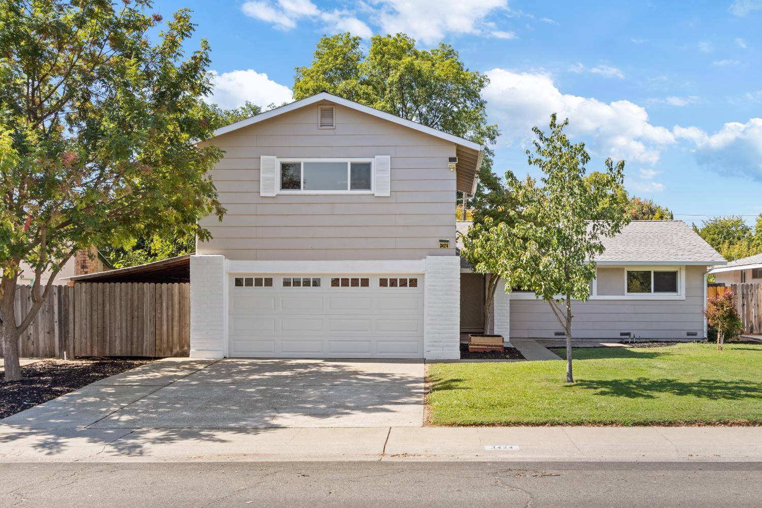 Sacramento, CA 95826,3424 Pageant DR