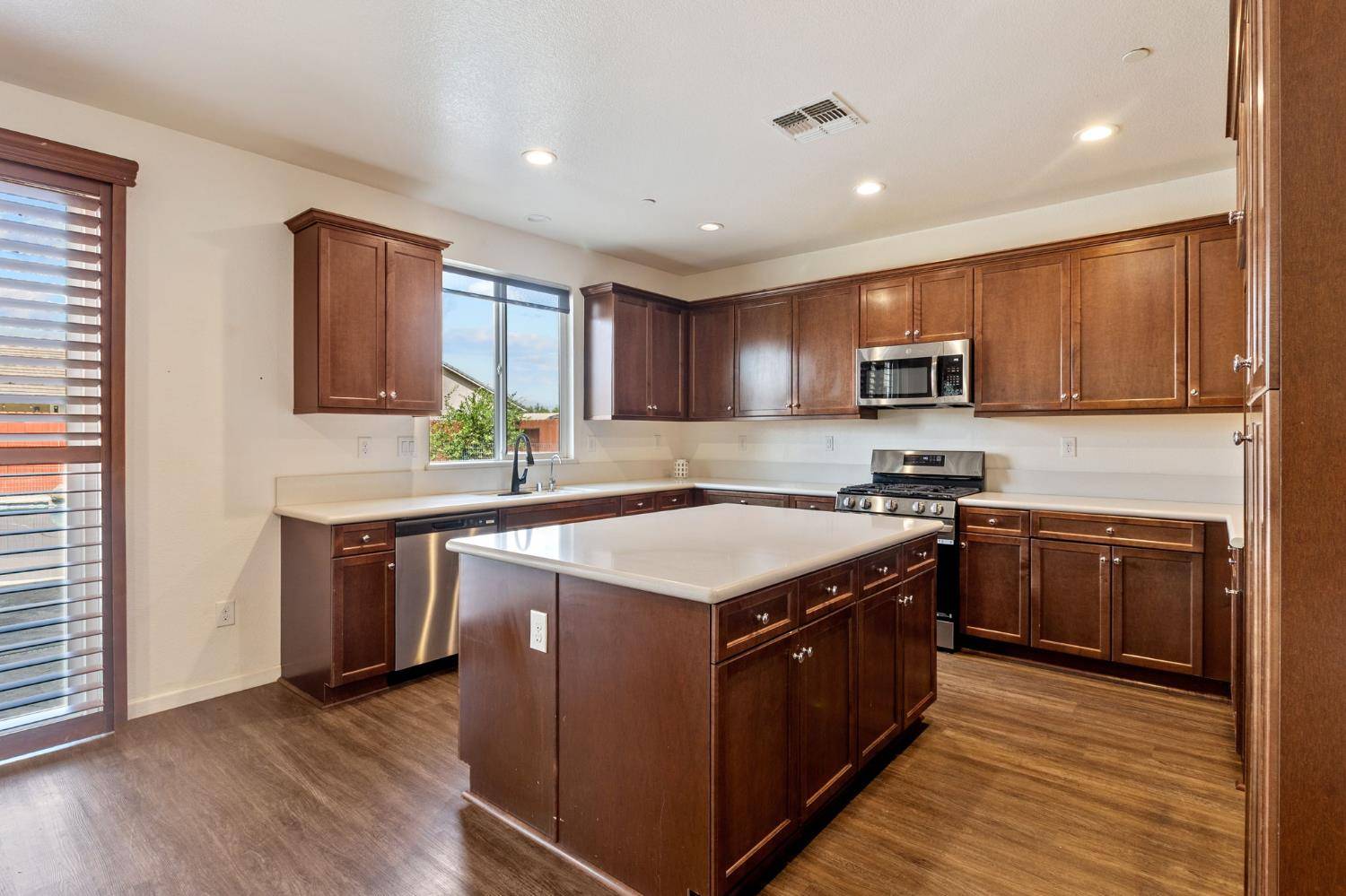 Livingston, CA 95334,2213 Natsu RD