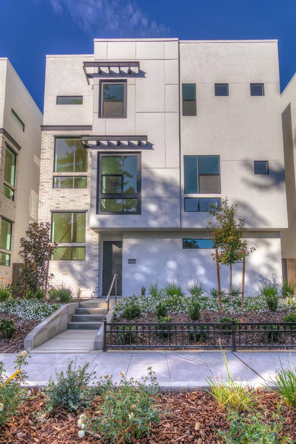 West Sacramento, CA 95605,600 E ST