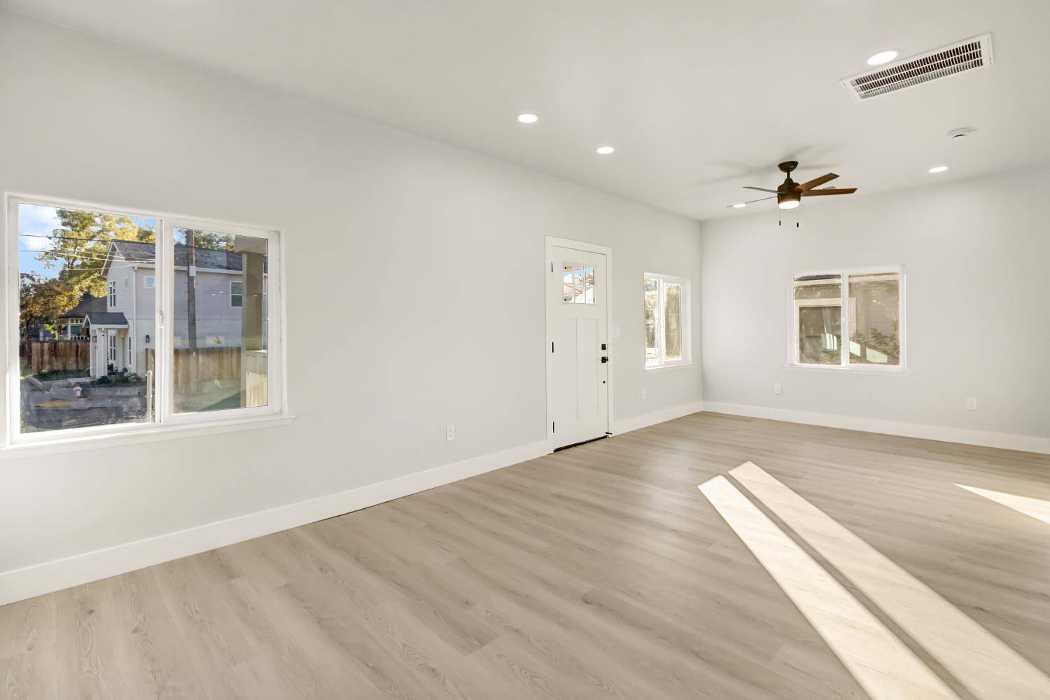 Sacramento, CA 95817,3989 Broadway