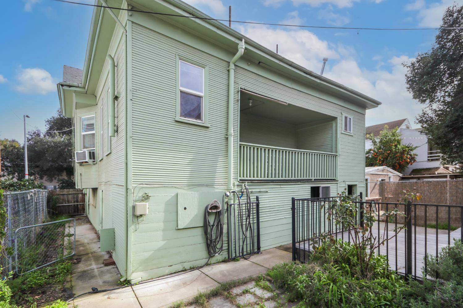 Sacramento, CA 95818,2204 10th ST