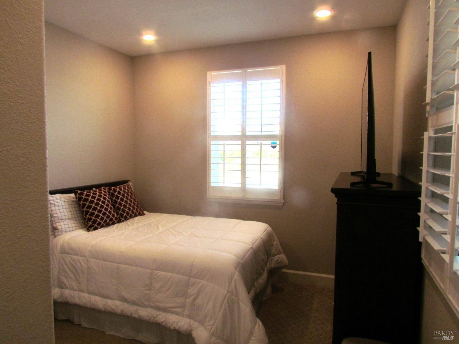 Vallejo, CA 94591,8842 Blue River DR