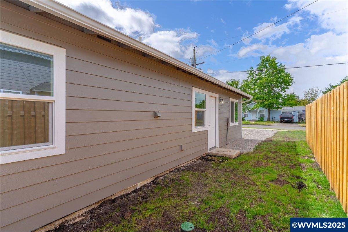 Salem, OR 97301,494 17th St SE SE