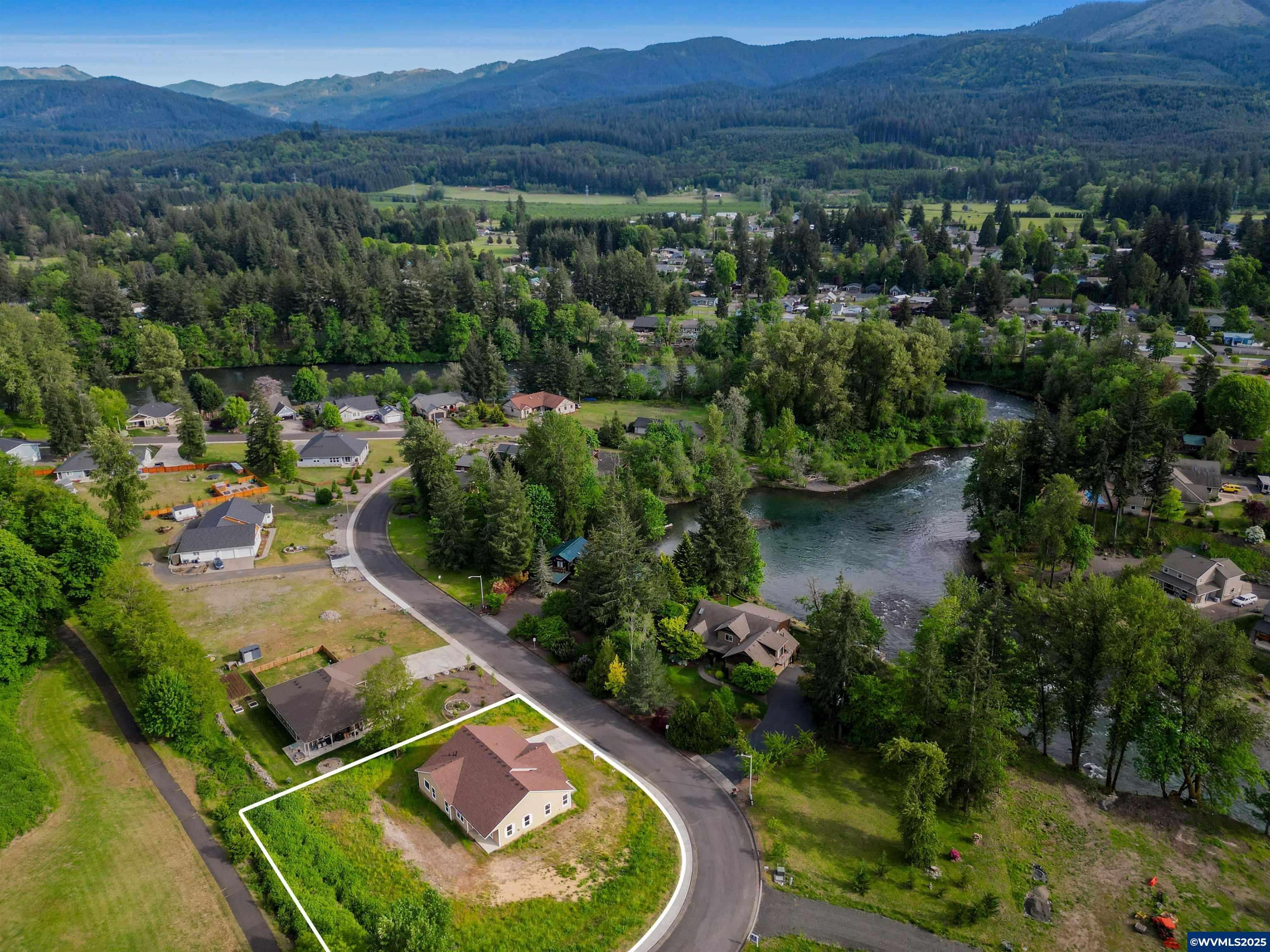 Mill City, OR 97360,195 Santiam Pointe Lp