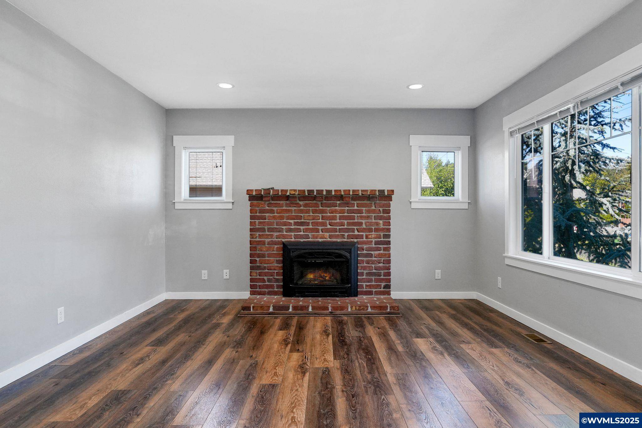Silverton, OR 97381,220 Adams Av