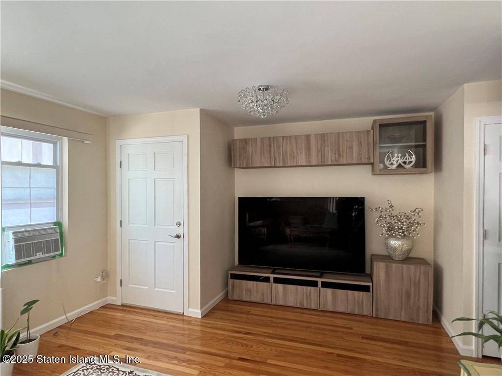 Staten Island, NY 10305,24 Winfield ST