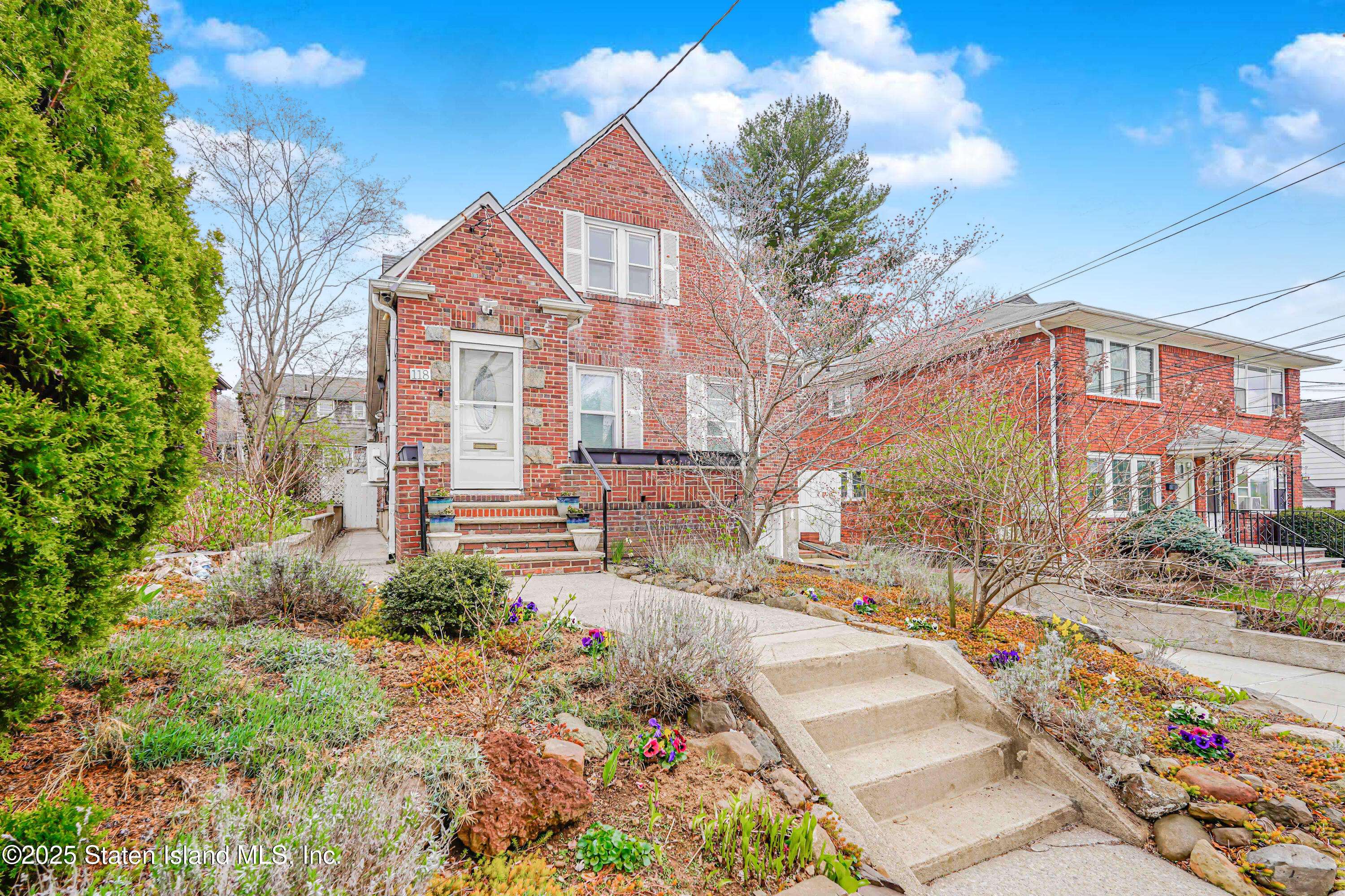 Staten Island, NY 10301,118 Van Cortlandt AVE