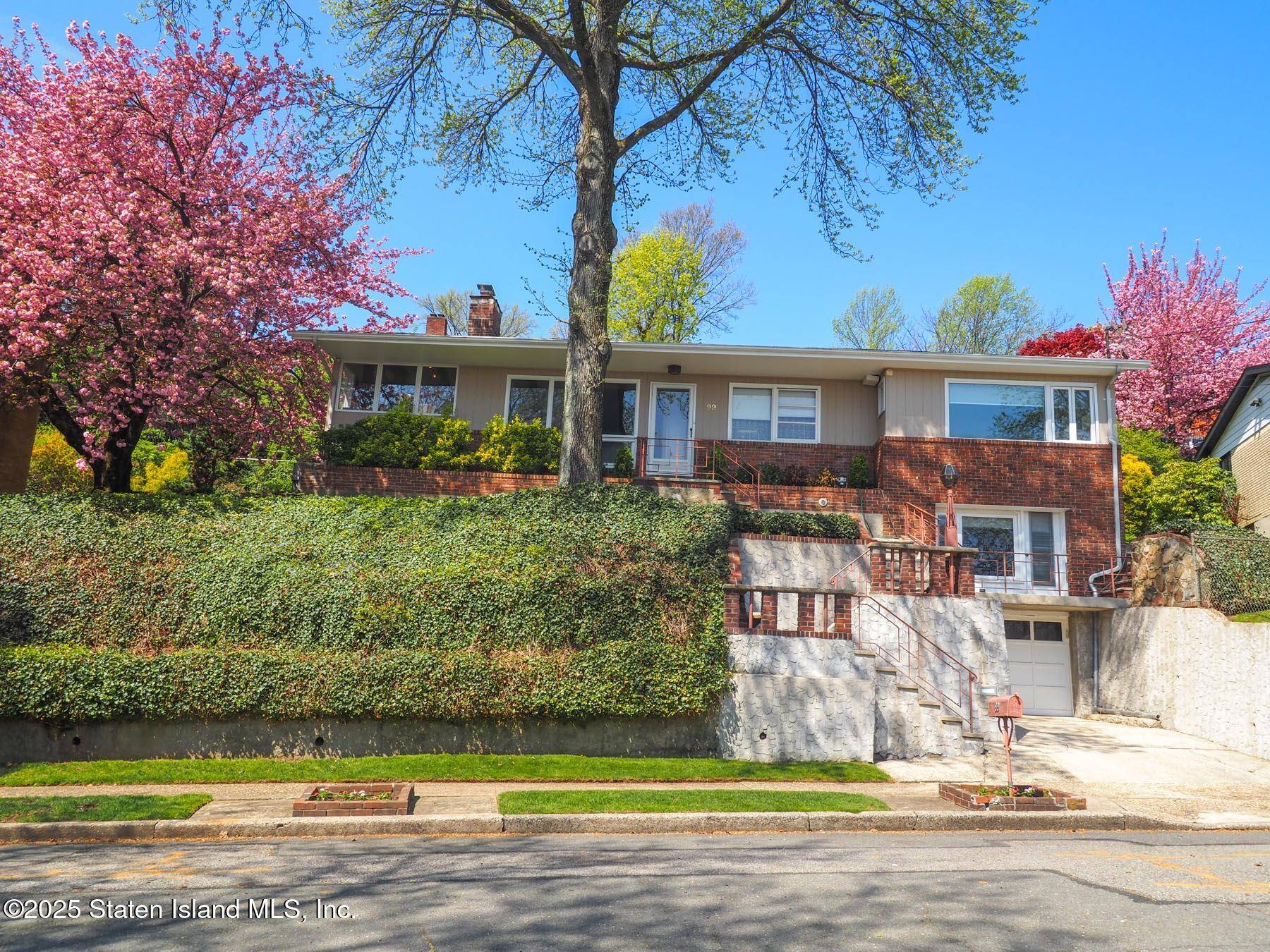 Staten Island, NY 10301,99 Signal Hill RD