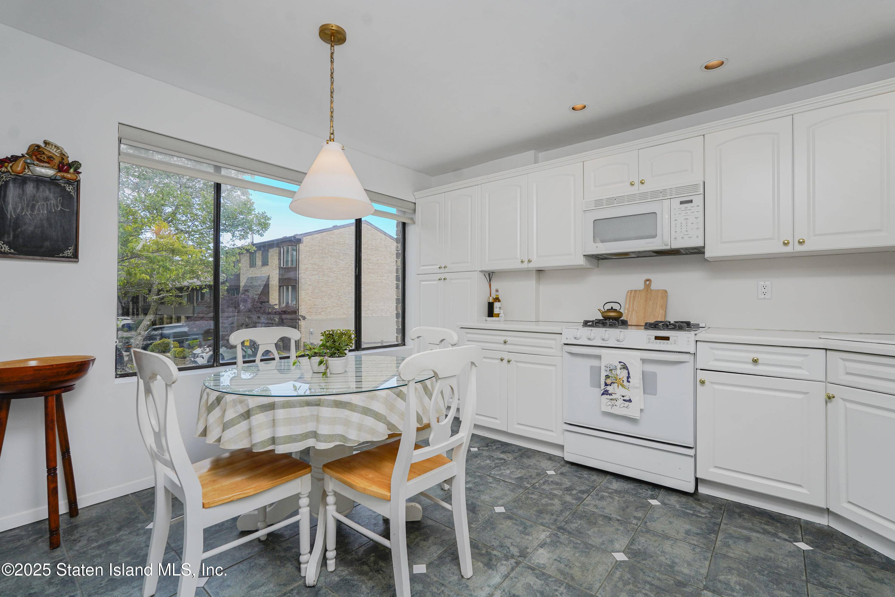 Staten Island, NY 10305,282 Grasmere DR