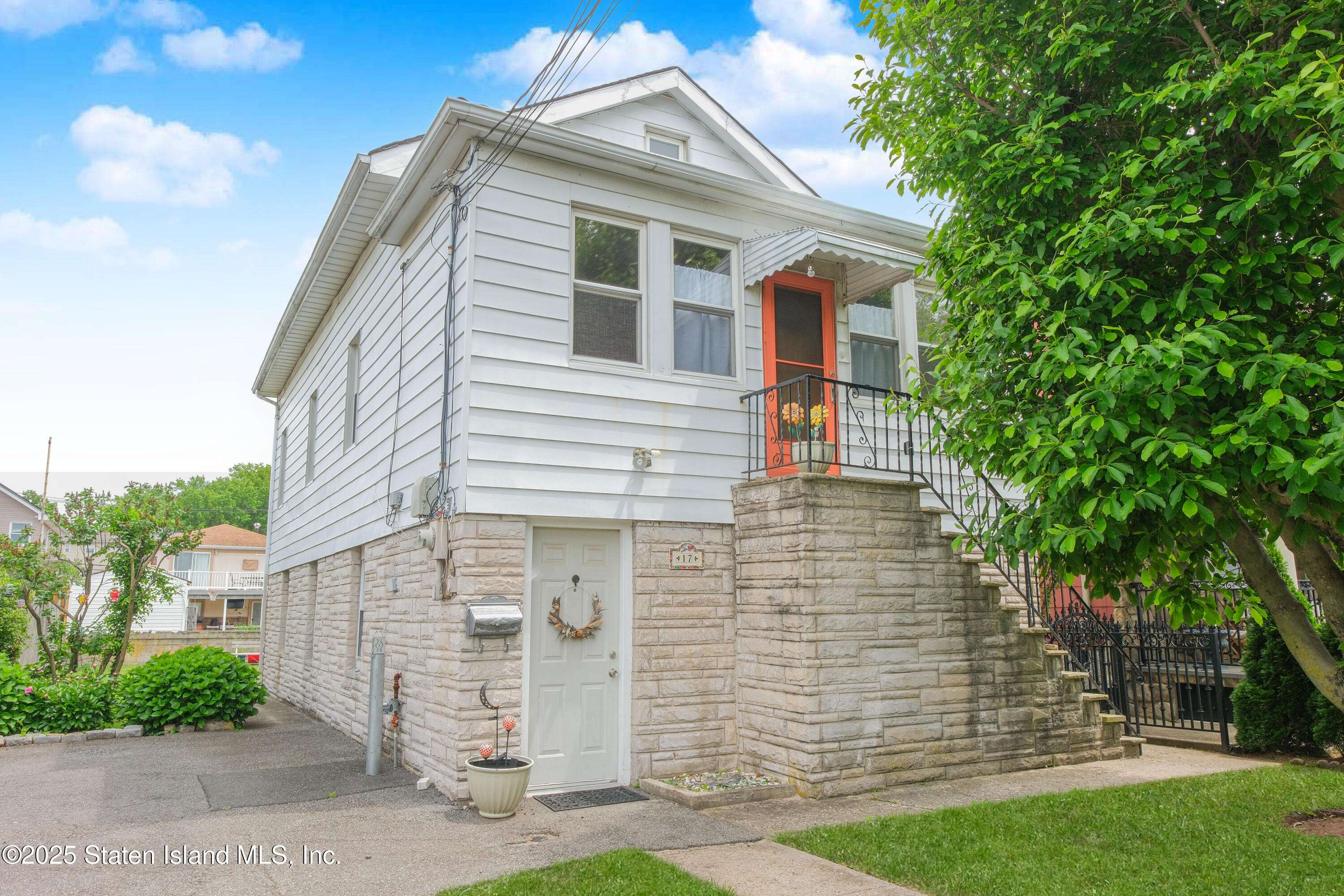 Staten Island, NY 10305,17 Ruth PL