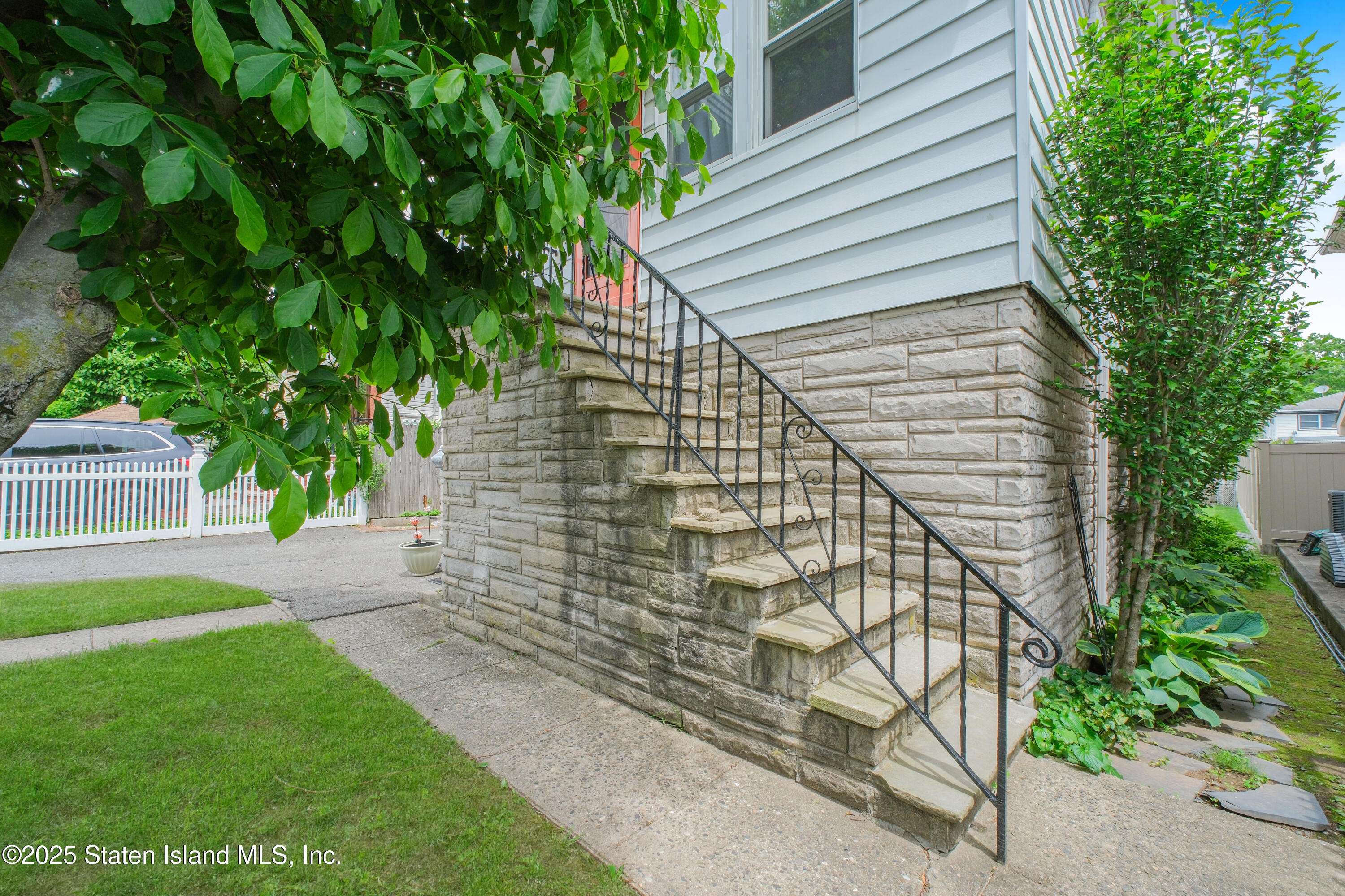 Staten Island, NY 10305,17 Ruth PL