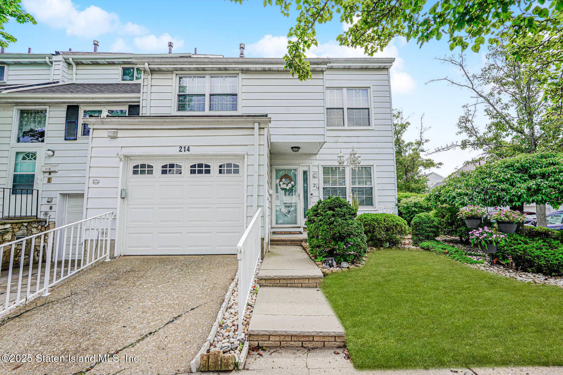 Staten Island, NY 10312,214 Forest GN