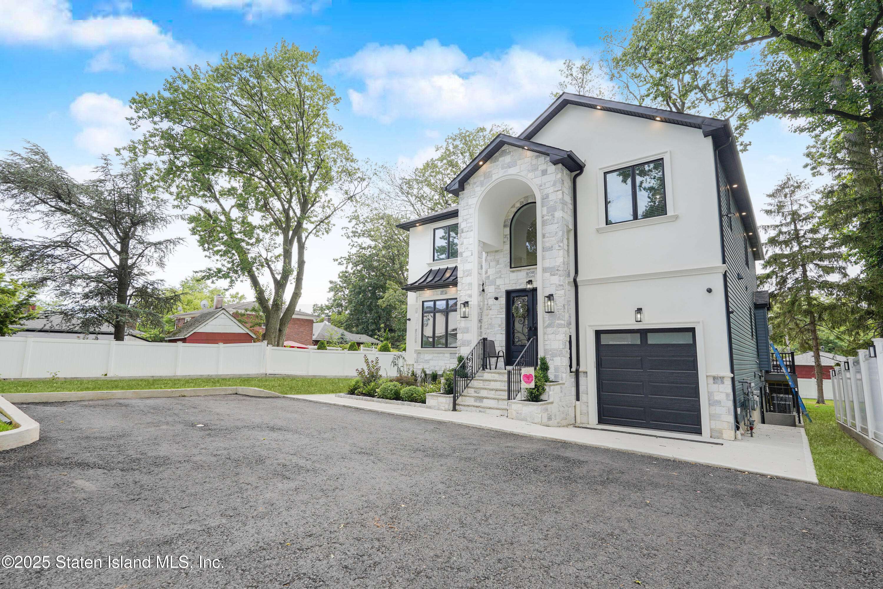 Staten Island, NY 10308,108 Giffords LN