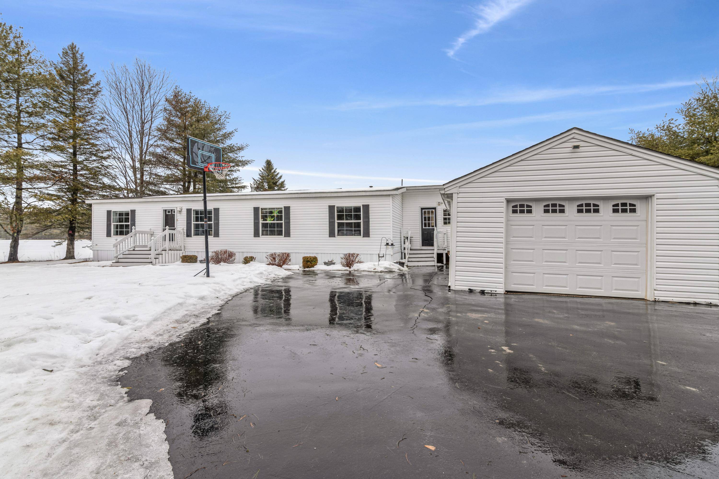 Hollis, ME 04042,233 Cape RD