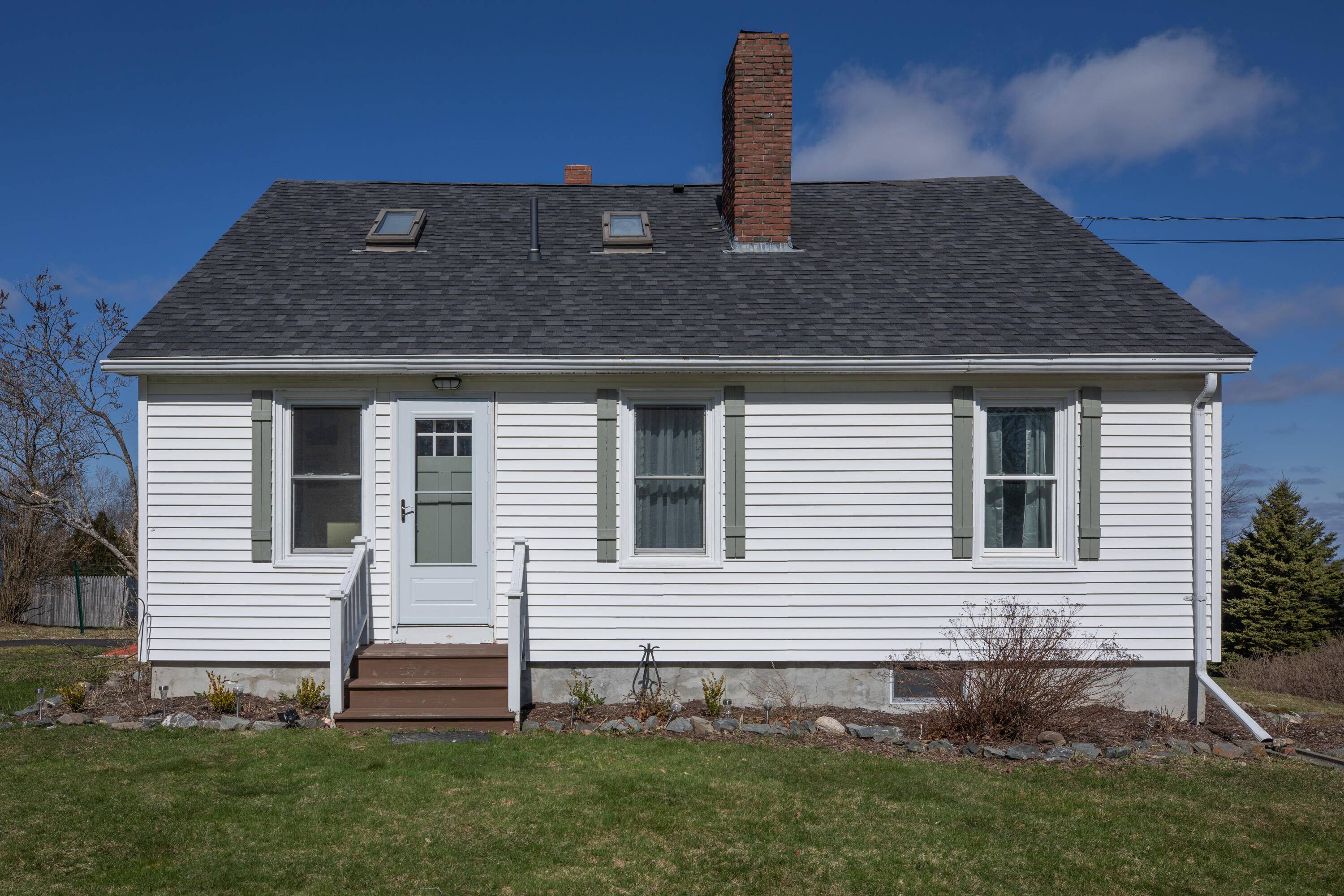Holden, ME 04429,305 Copeland Hill RD