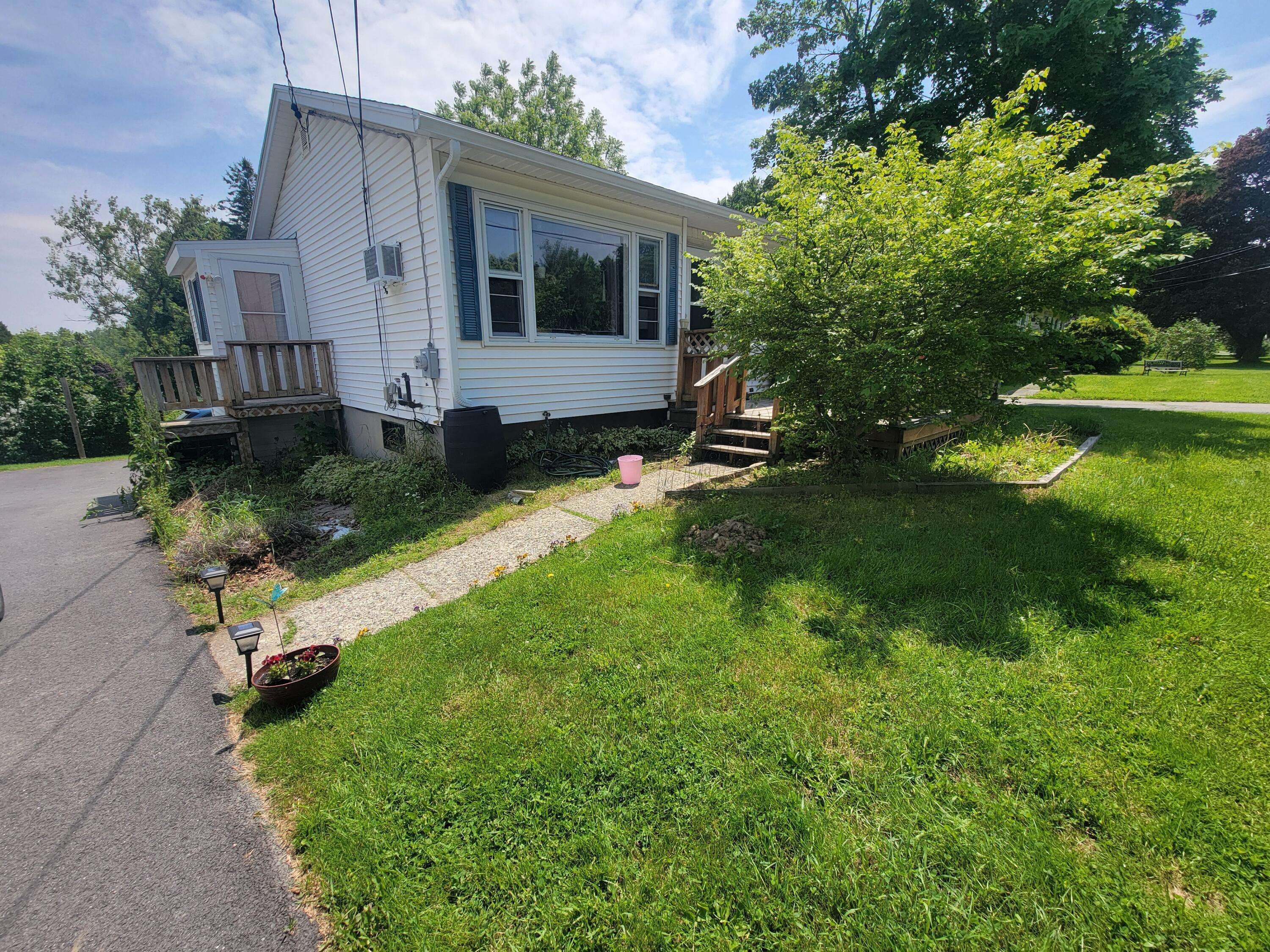 Hampden, ME 04444,337 Main RD N