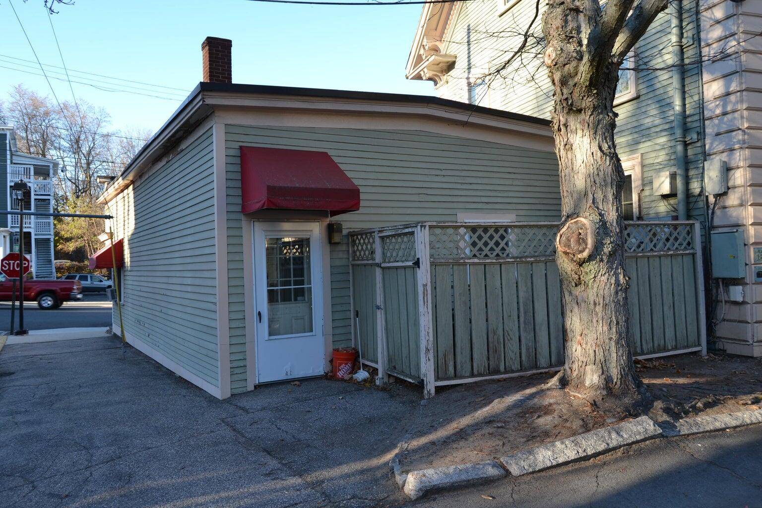 Biddeford, ME 04005,111 Alfred RD