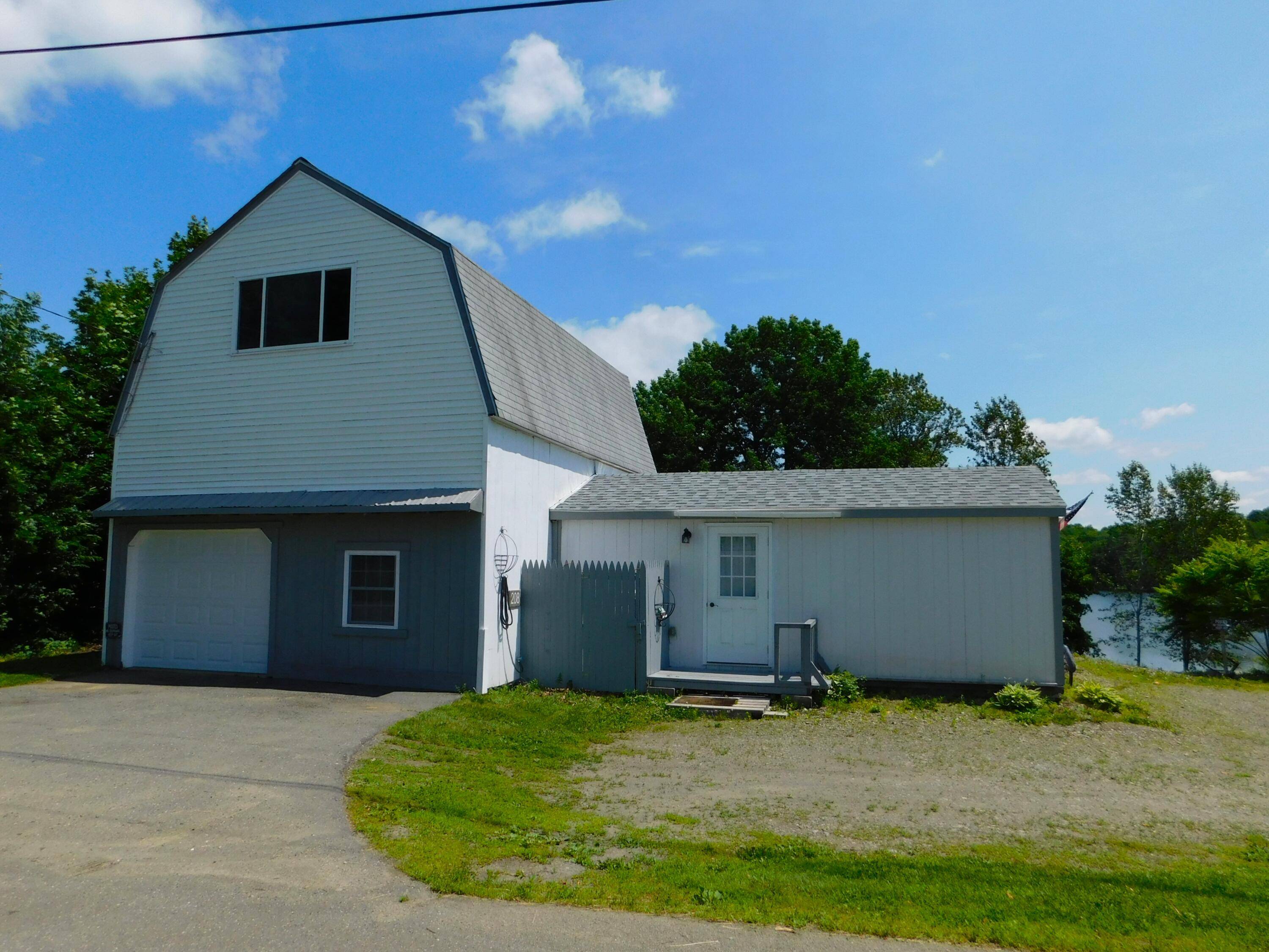 Dexter, ME 04930,208 Fern RD