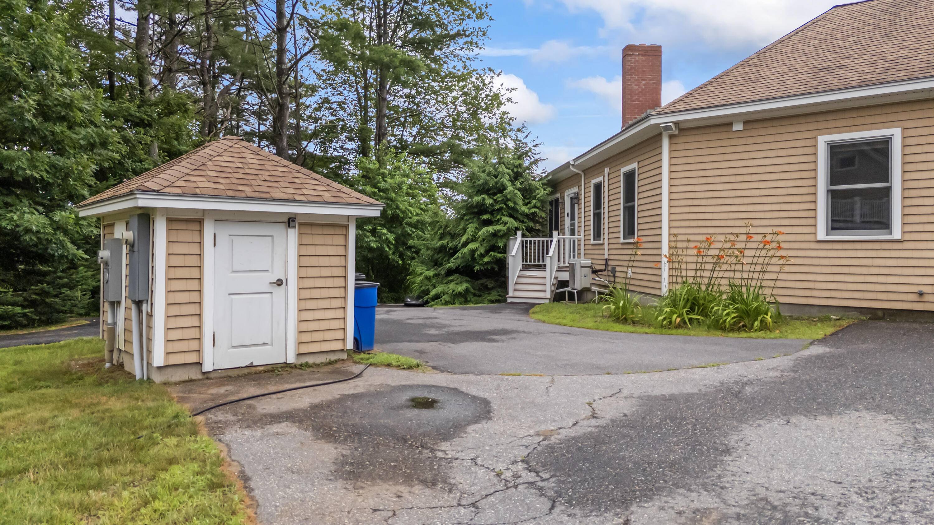 Topsham, ME 04086,211 Augusta RD
