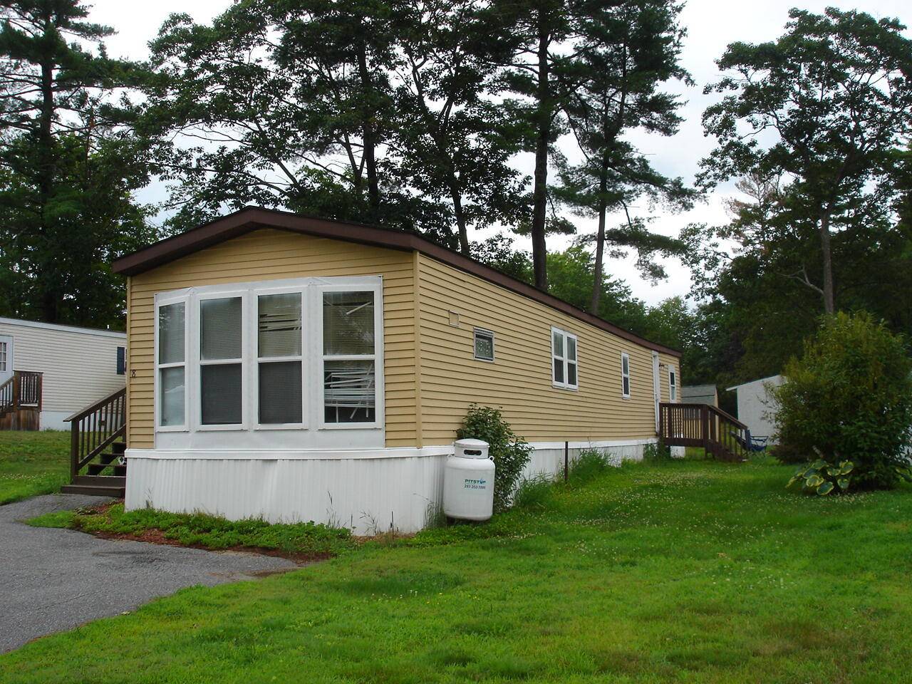 Standish, ME 04084,8 Holiday LN