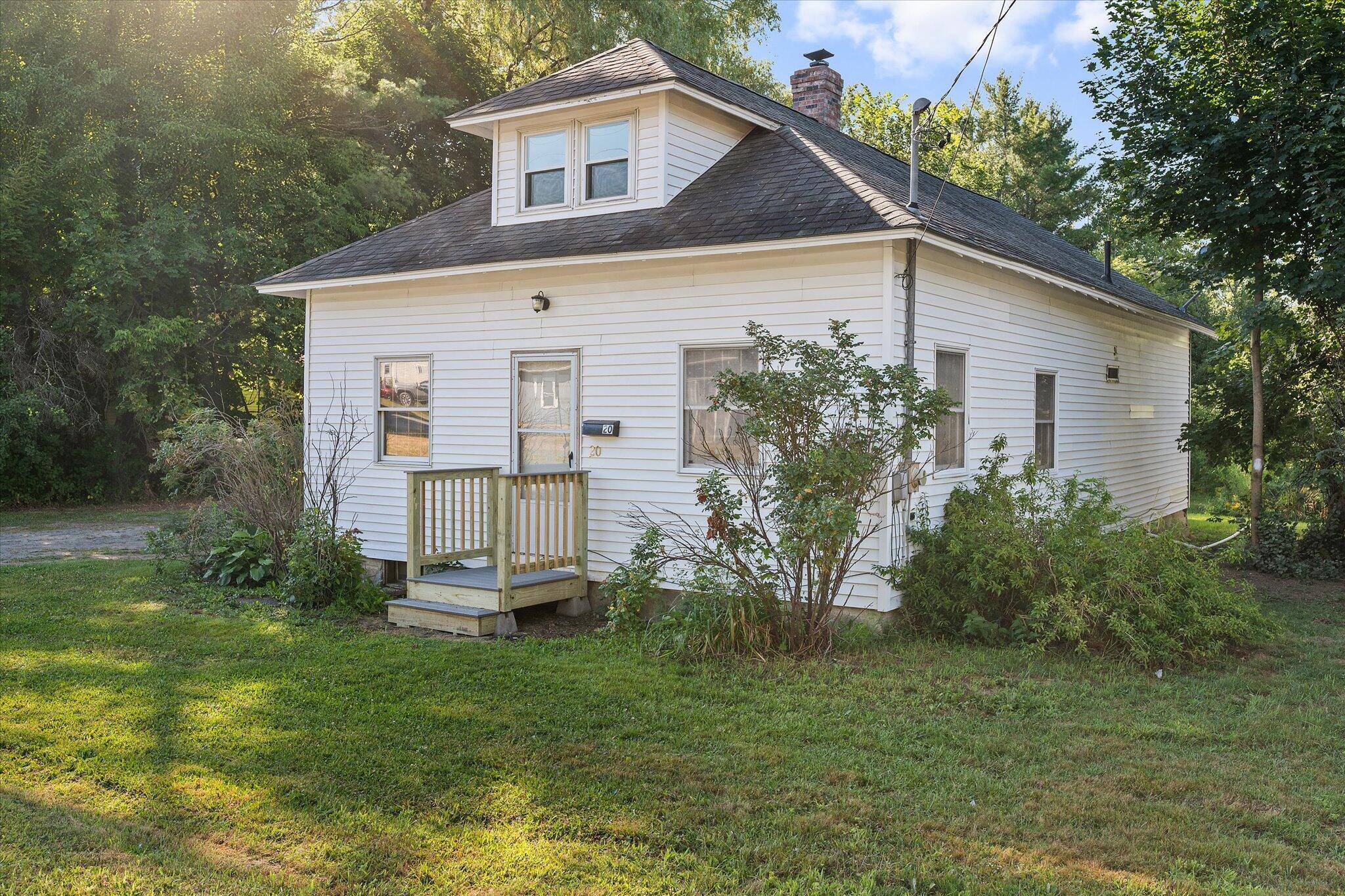 Newport, ME 04953,20 South ST